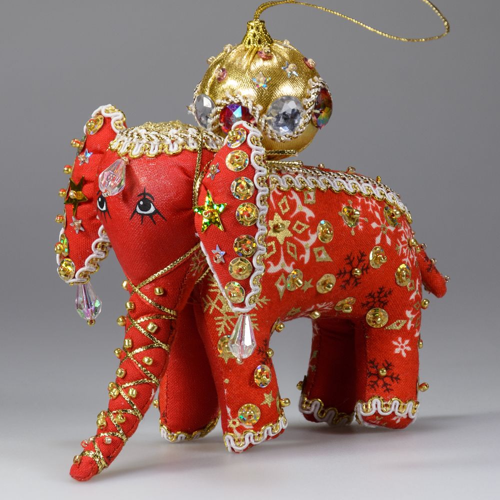 Бисерная ёлочная игрушка Слон с шариком