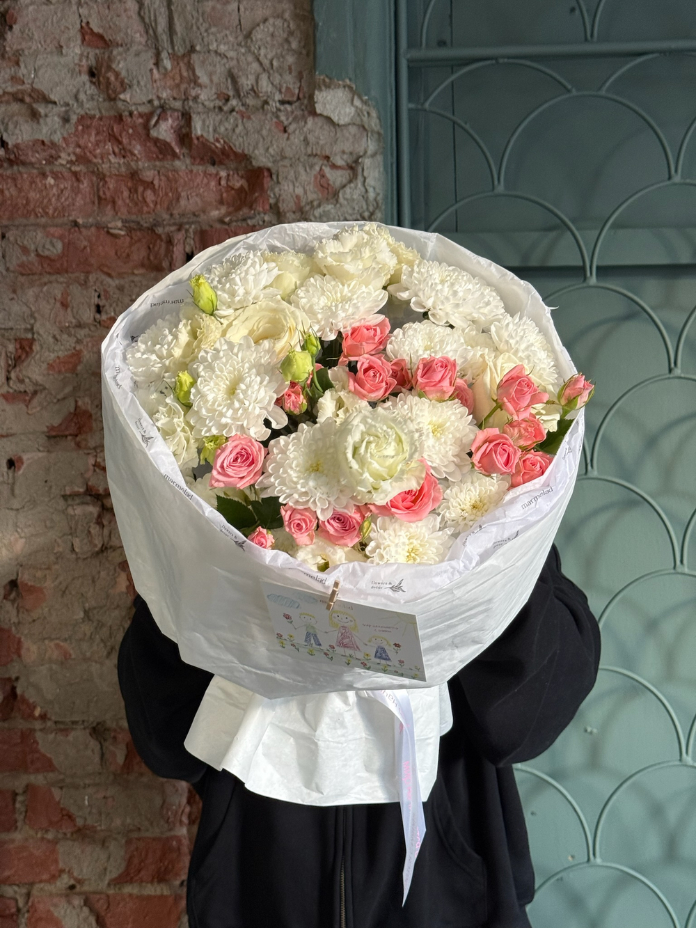 Букет из кустовой пионовидной розы, одноголовых роз, лизиантуса и хризантемы