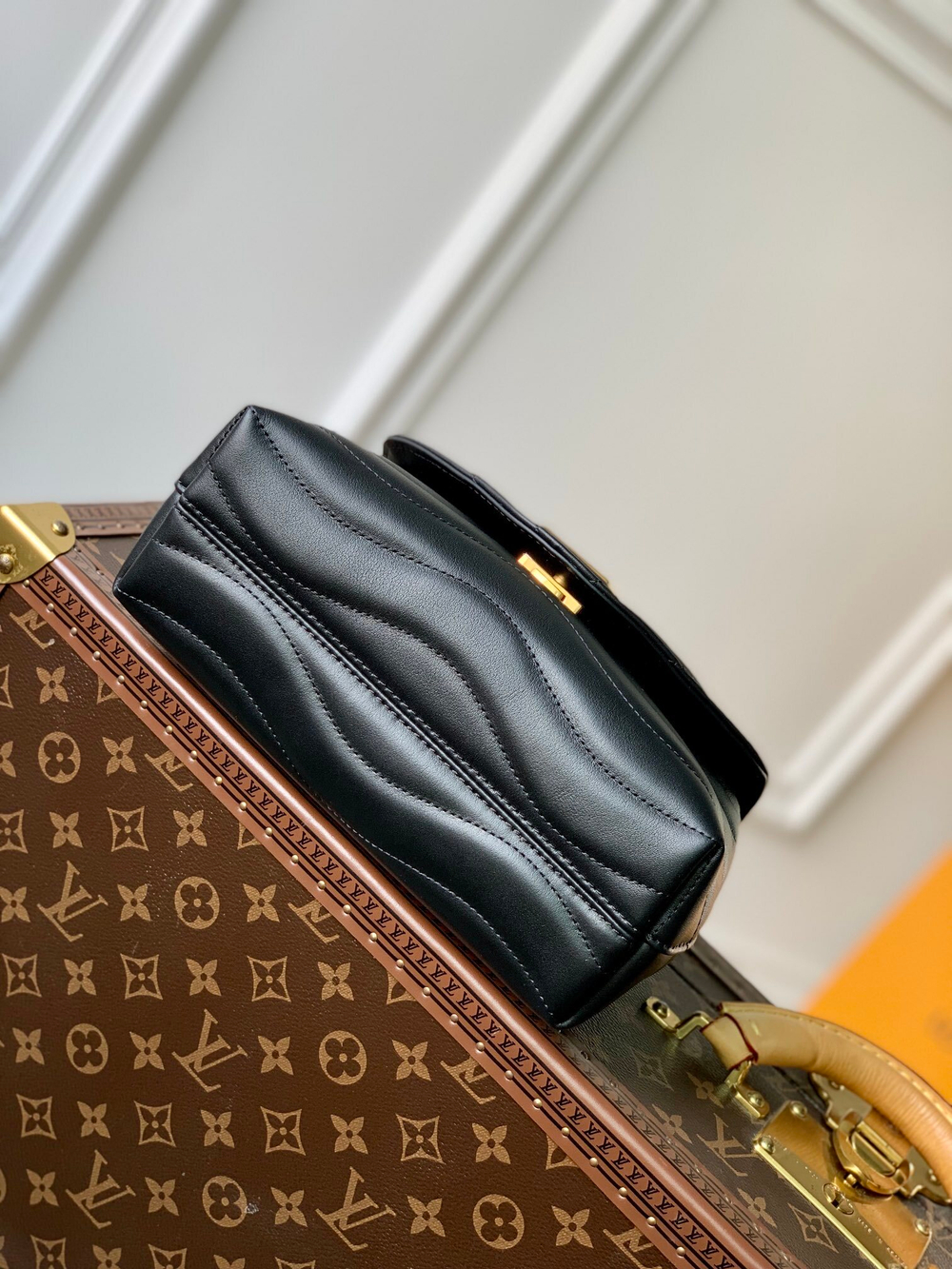 Louis Vuitton Hold Me