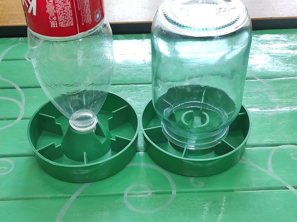 Кормушка-поилка под банку/бутылку