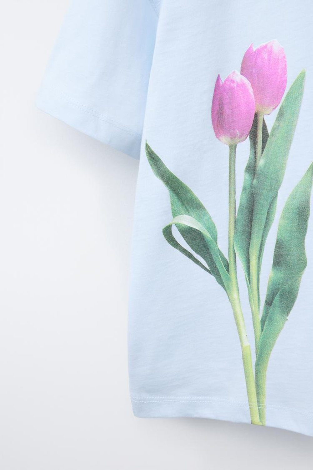 ZARA ФУТБОЛКА С ЦВЕТОЧНЫМ ПРИНТОМ, НЕБЕСНО-ГОЛУБОЙ