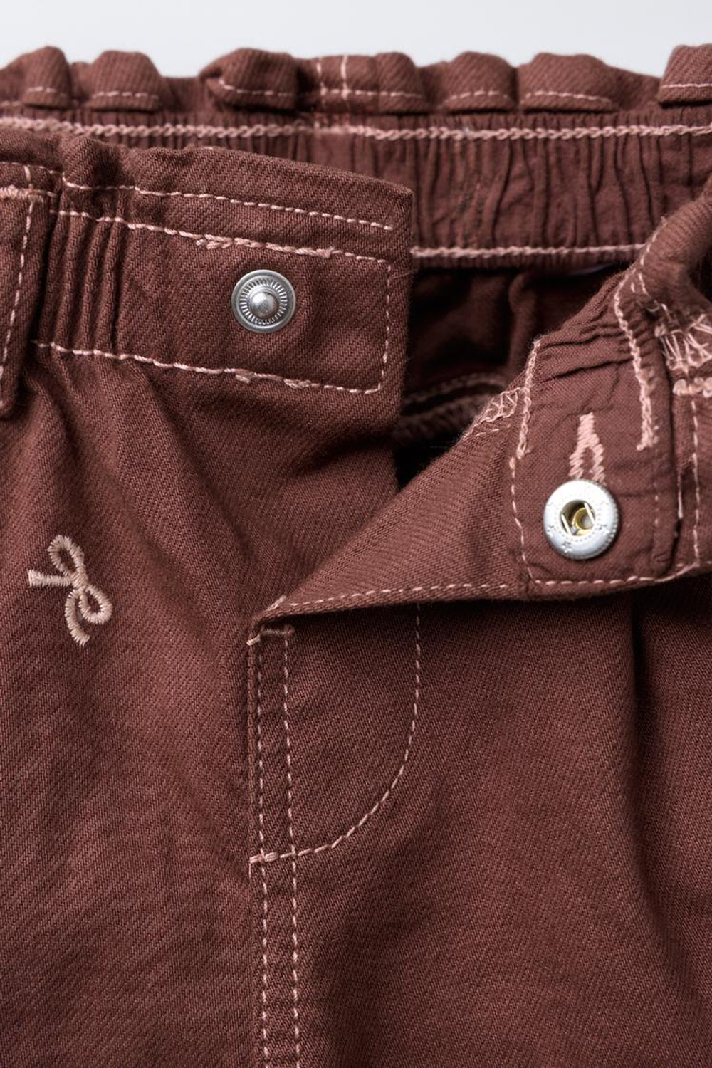 ZARA БРЮКИ BAGGY ИЗ САРЖИ С ВЫШИВКОЙ, ГРАНАТОВЫЙ