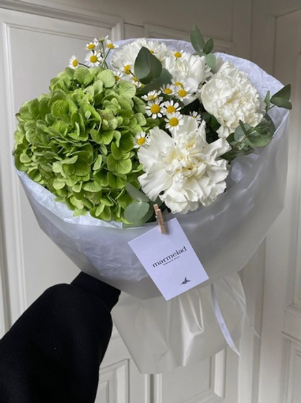 Сборный букет с зеленой гортензией, белоснежных диантусов и эвкалипта