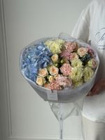 Букет из гортензии, диантусов, хризантемы, лизиантуса и оксипеталума