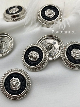 Пуговицы серебристые с розой и черной серединкой