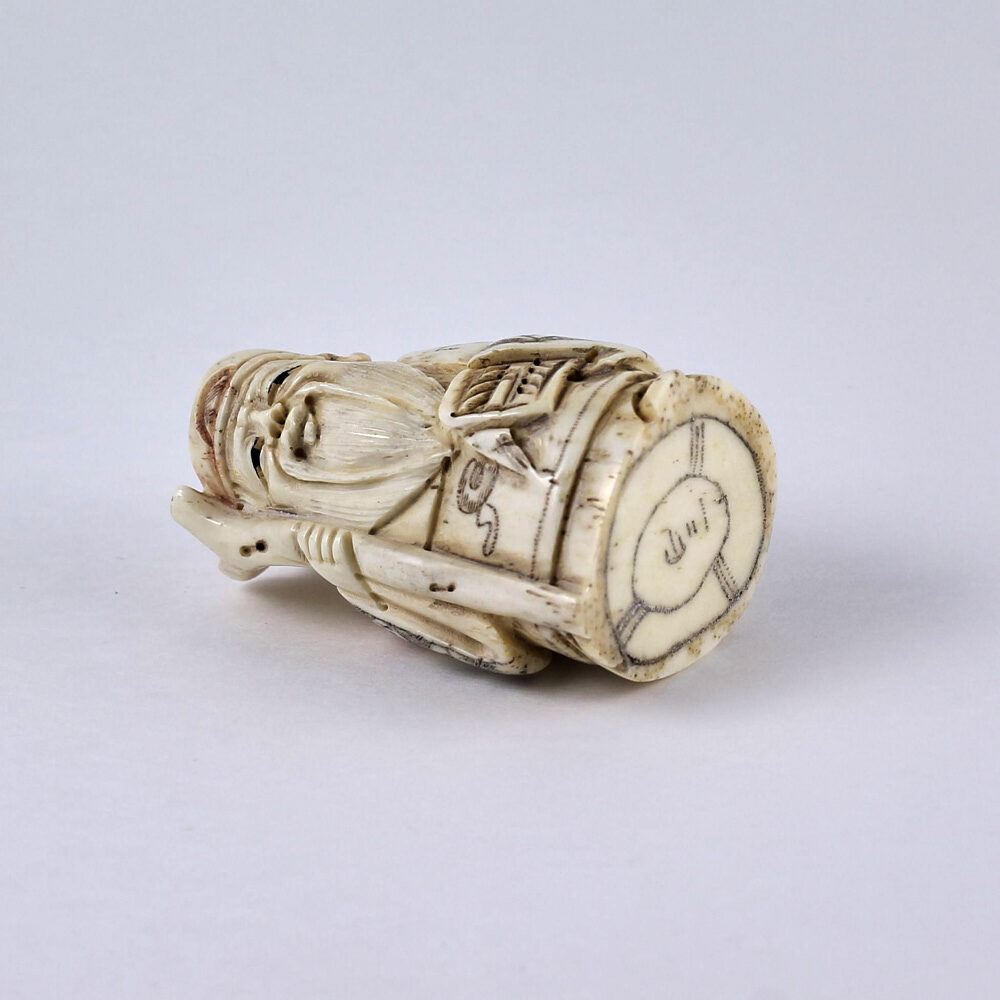 Нэцкэ Дзюродзин с посохом и веером