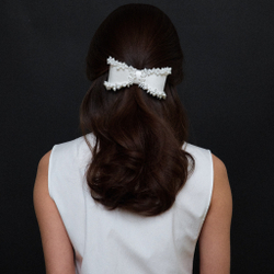 Бант-бабочка с жемчугом по контру