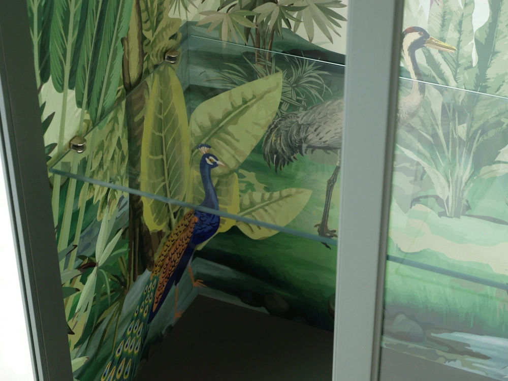 Витрина 3-х дверная Banksy