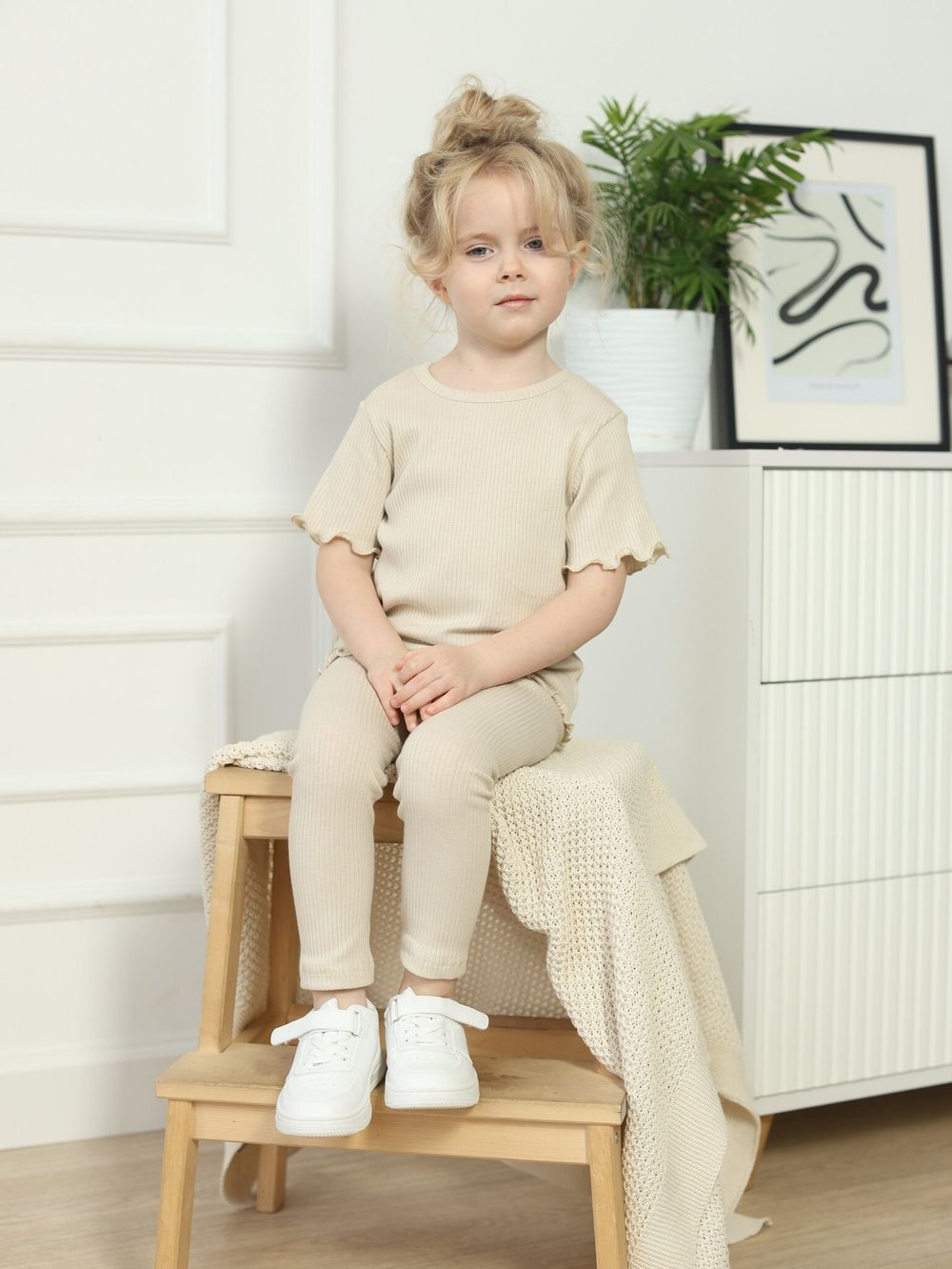 Костюм в рубчик футболка и легинсы