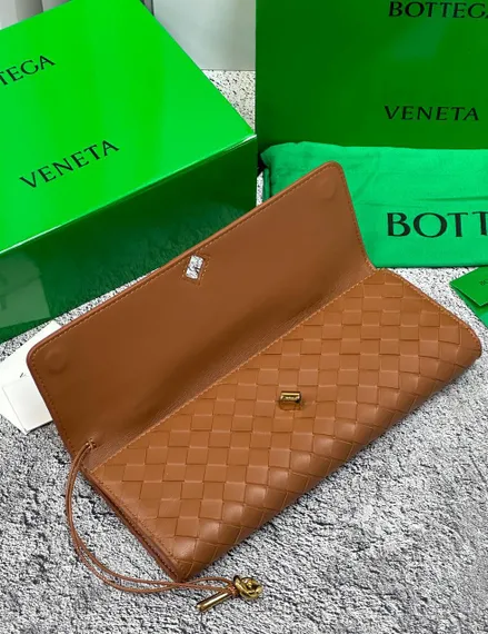 Клатч Bottega Veneta Andiamo коричневый