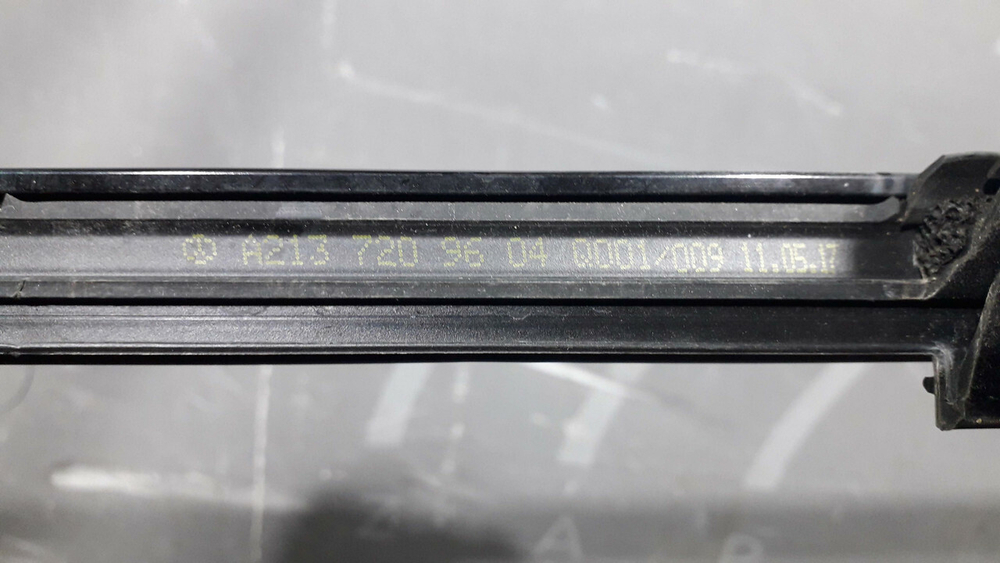 Молдинг двери передней правой Mercedes E (W213) 16-нв Б/У Оригинал A2137209604