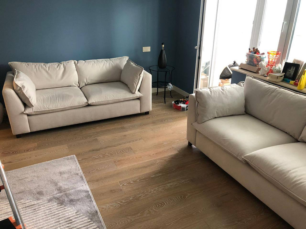 Удобный светло-серый диван для гостиной