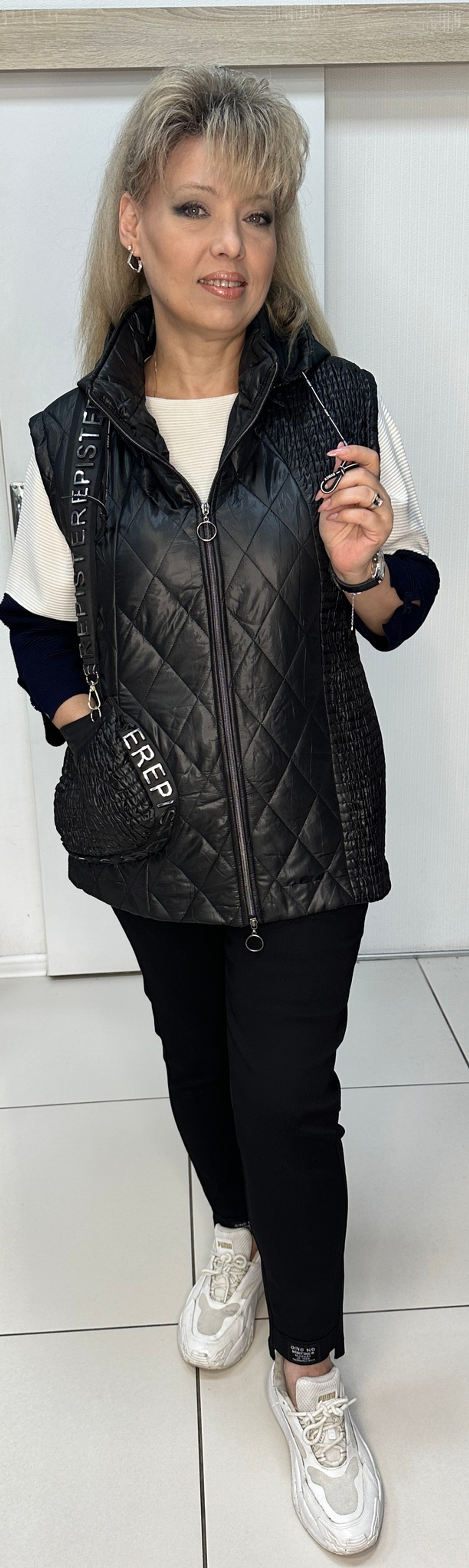 Стеганный черный жилет со стразовым принтом