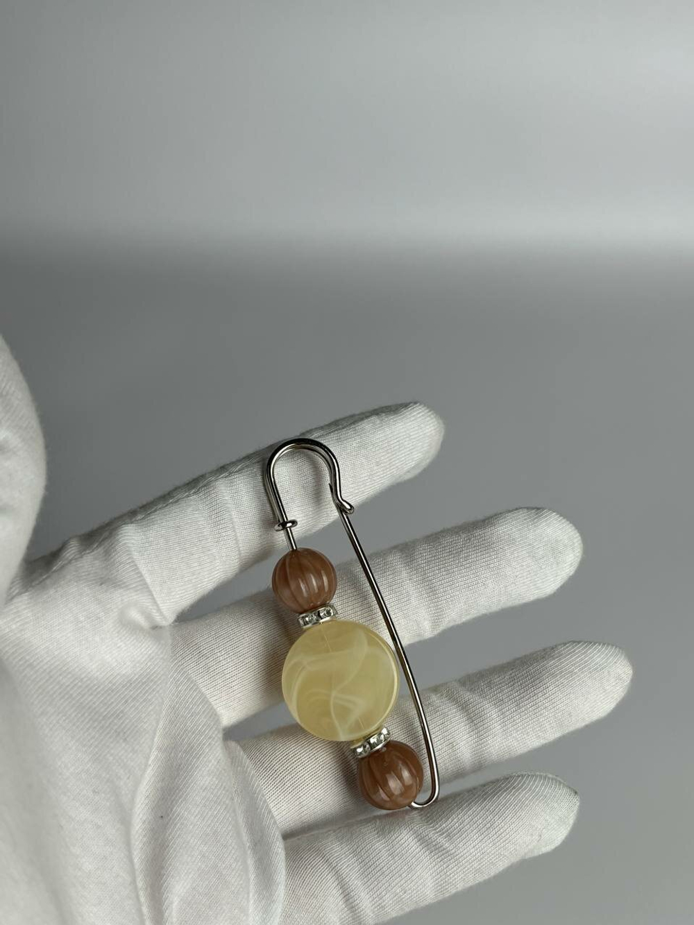 Булавка брошь "Янтарные камушки" для кардигана, пальто, платков, костюмов, одежды. Цвет  желтый