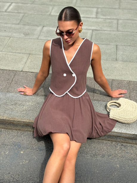 Шоколадный костюм из жилета и юбки