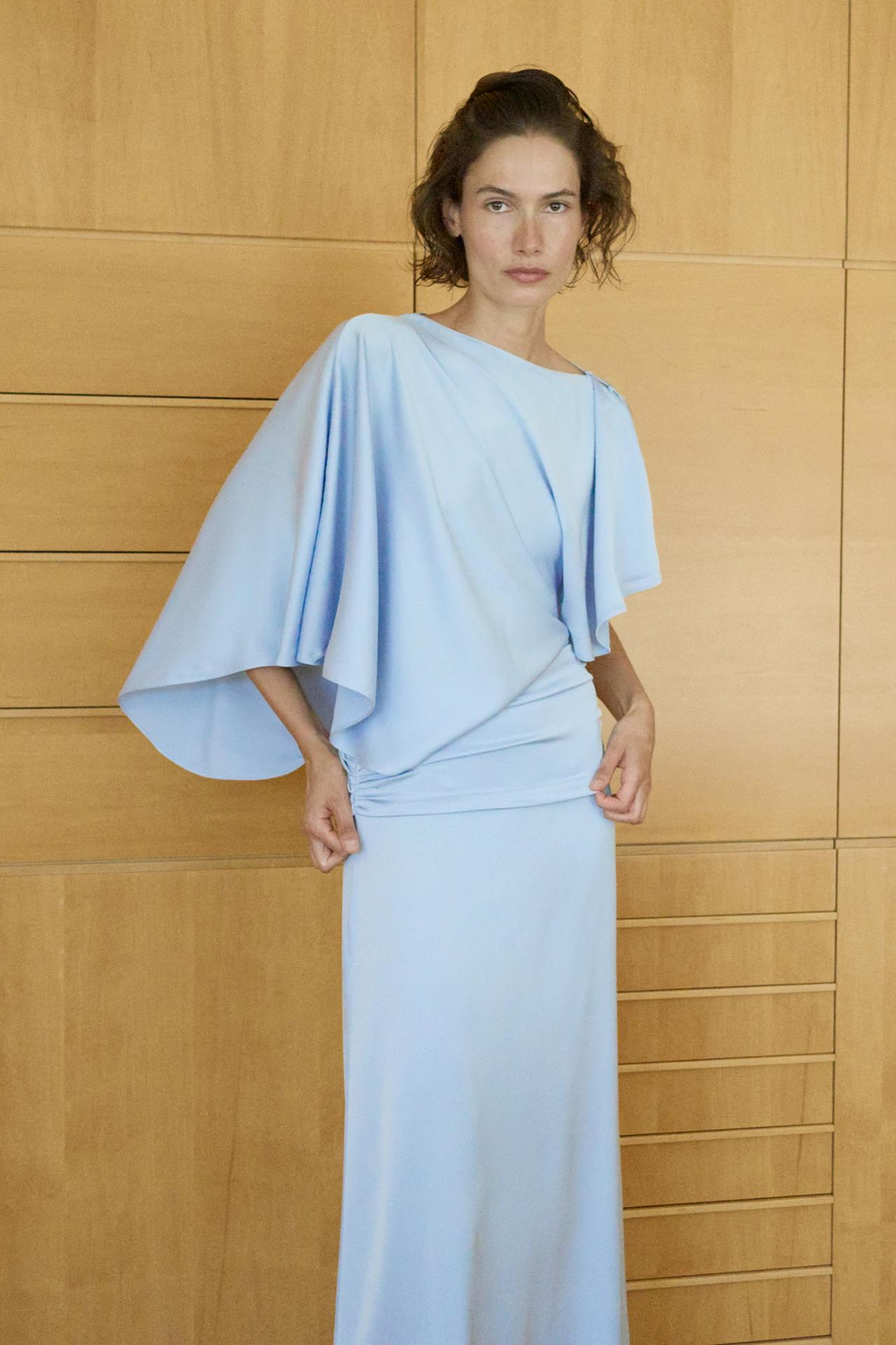 ZARA АТЛАСНОЕ ПЛАТЬЕ АСИММЕТРИЧНОГО КРОЯ С НАКИДКОЙ, ГОЛУБОЙ