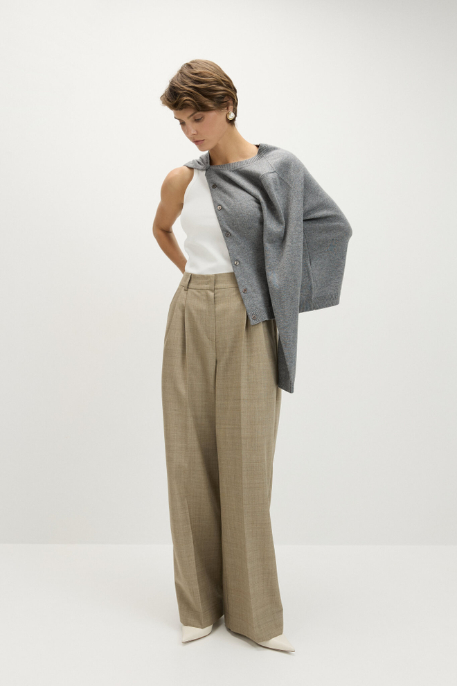 Брюки на поясе широкие