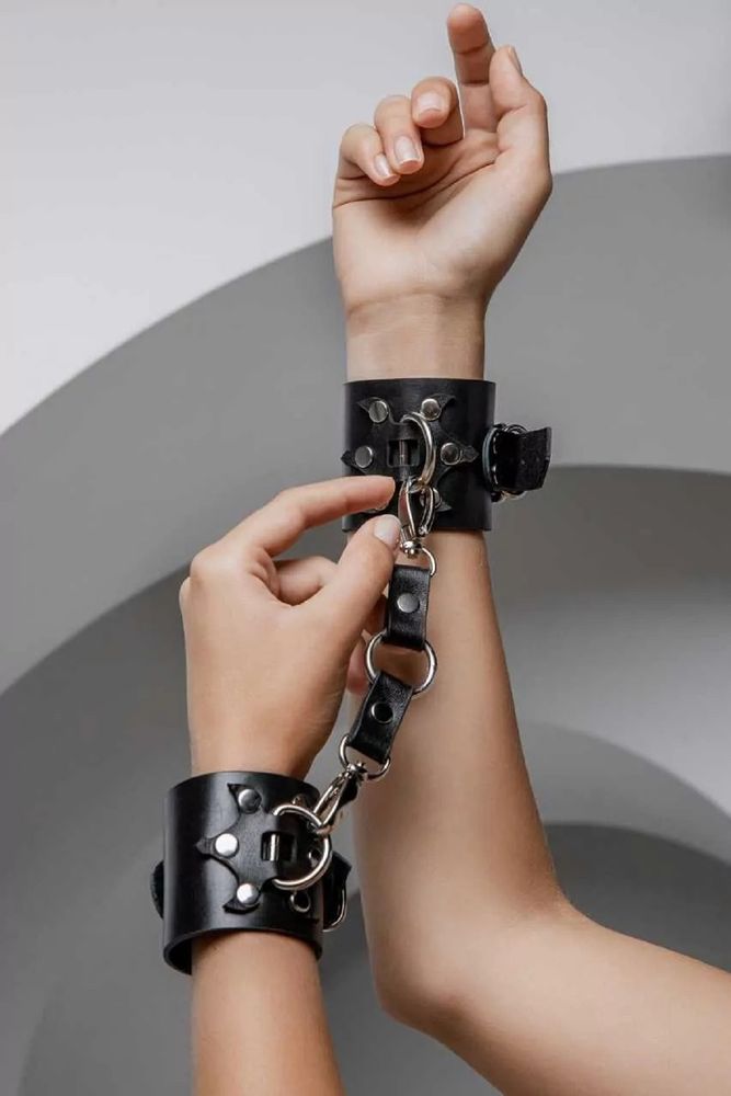 Наручники с элементом трезубца кожа черный