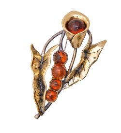 AM-3513 Брошь «Цветок Белокрыльник» (латунь, янтарь)