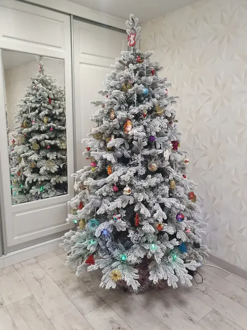 Заснеженная елка с гирляндой «Аляска» (Литая+пвх) 270 см / 2.7 м