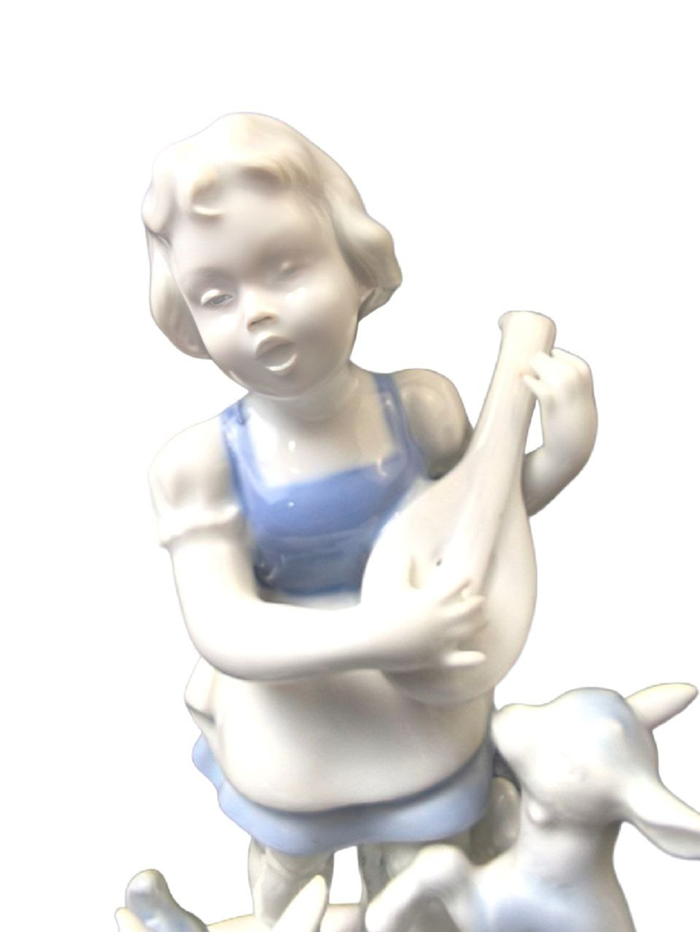 Статуэтка "Поющая девушка с лютней и ягнятами" Gerold & Co