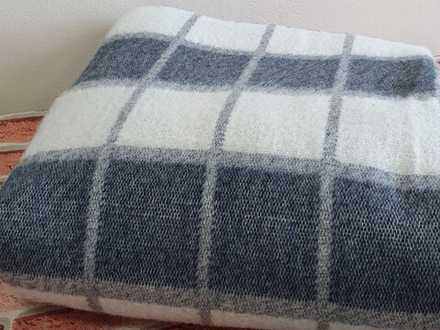 Одеяло полушерстяное "ВВ. БЕЛО-СЕРО-ТЁМНО-СИНЯЯ КЛЕТКА-1" ОПШ-1, 50% шерсть, плотность 400 г/м2, Россия.