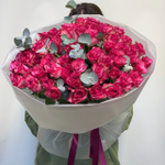 Букет из 51 яркой розы 40 см и эвкалипта