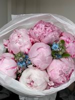 Букет 7шт розовых пионов с незабудками