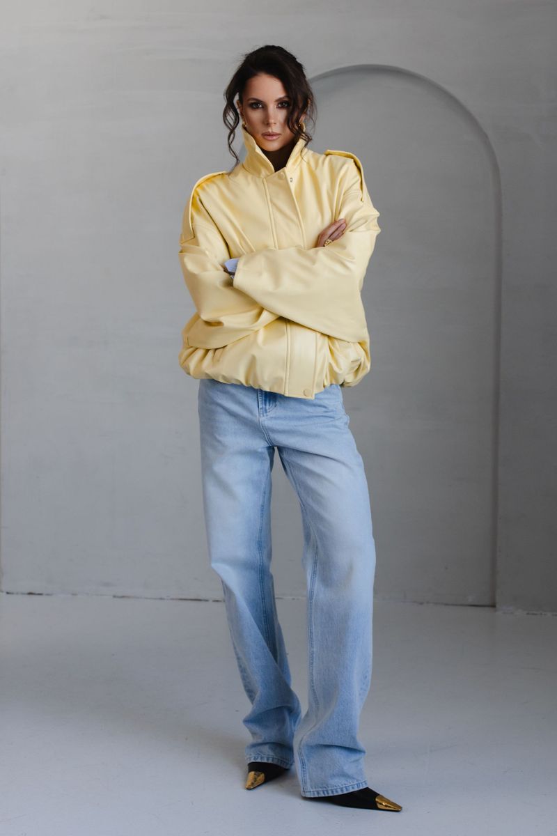 Бомбер из эко-кожи лимонный