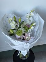 Букет из кустовой пионовидной лилии, вибурнума, пионов, гладиолусов и амми