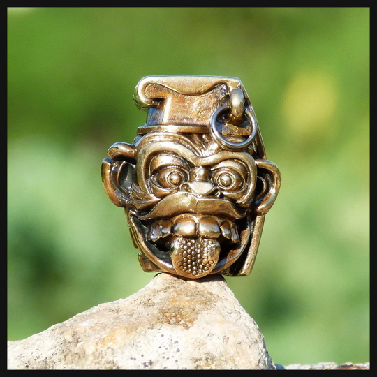 Бусина "Обезьяна с гранатой" для темляков или браслетов , латунь