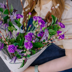 160. Яркий весенний букет с гвоздикой, клематисом и веточками вербы