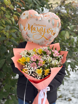 Букет цветов Альстромерии микс с гипсофилой + шар Мамуле