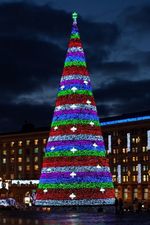 Светодинамическая елка каркасная-узкая с встроенной гирляндой "Евро-2" 7 м