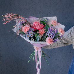 147. Нежный букет с розовыми пионовидными розами