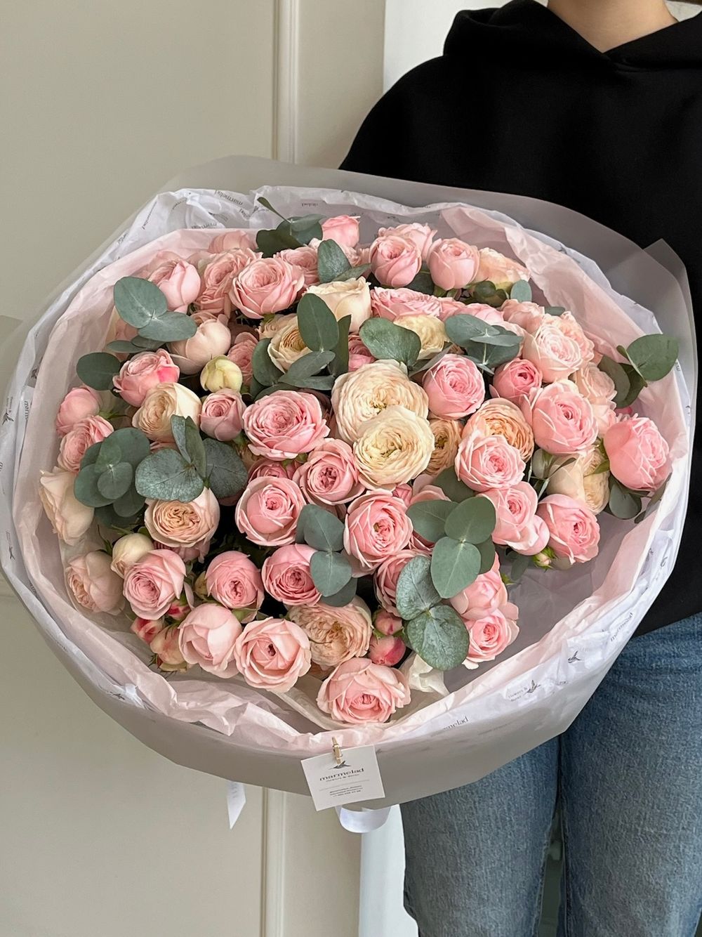 Гранд букет из кустовой пионовидной розы и эвкалипта