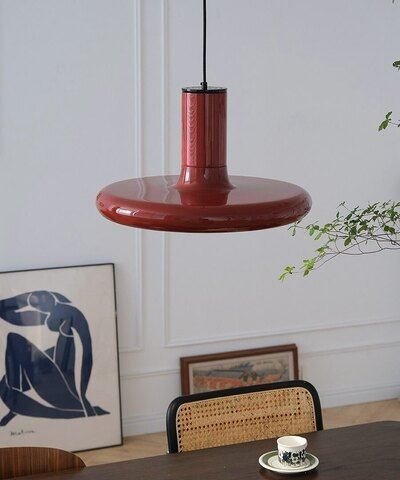 бордовая люстра в скандинавском стиле