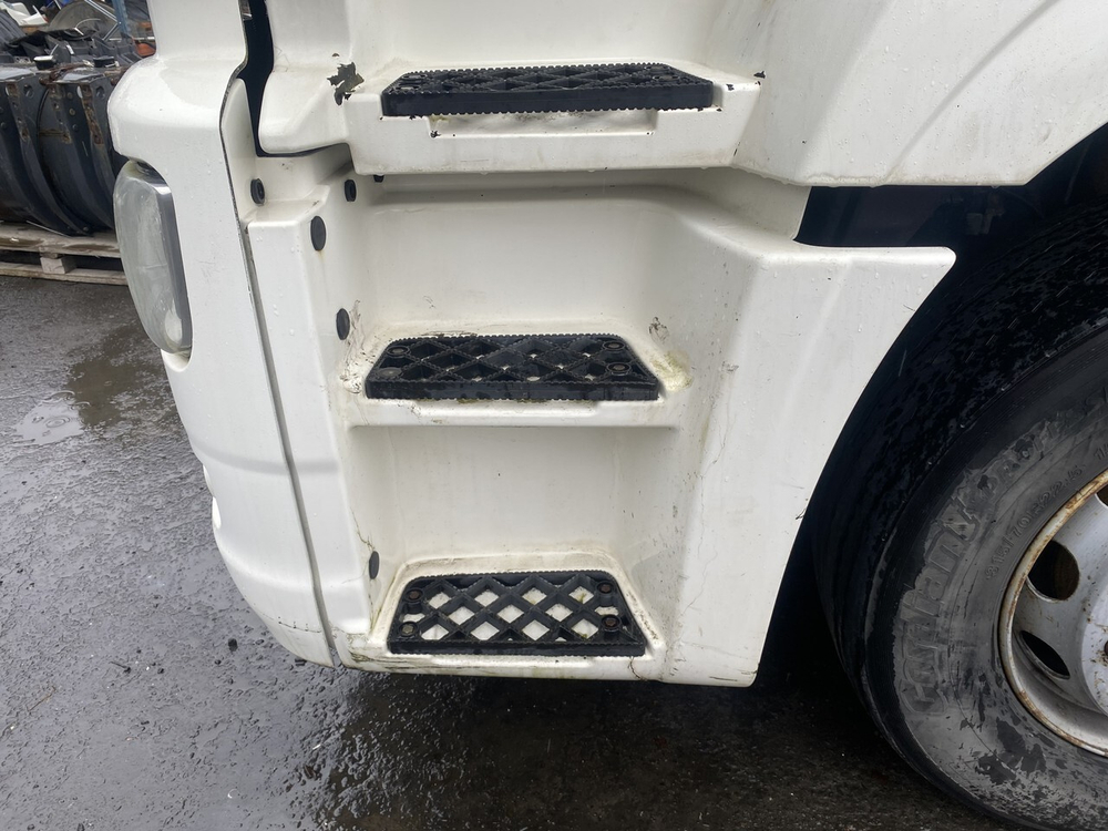 Корпус подножек левый 2016г