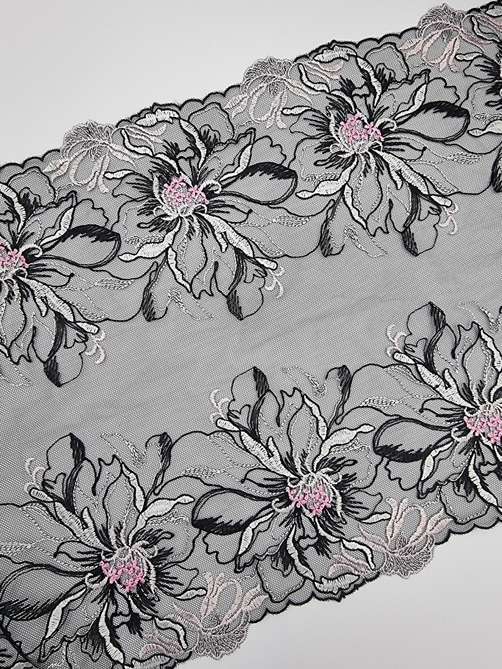 Вышивка на сетке черный/розовый К779