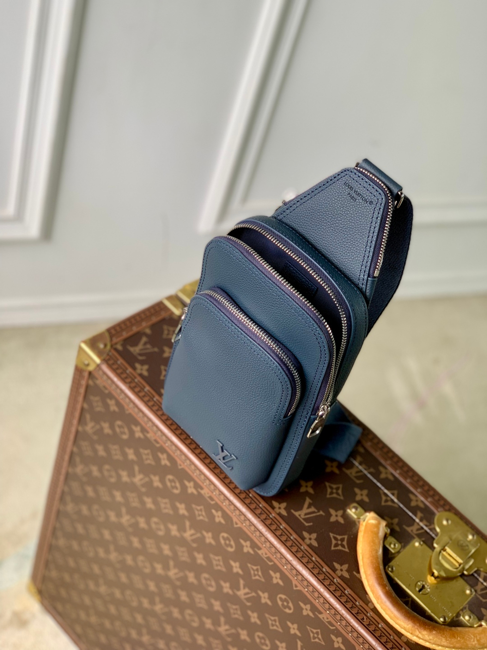 Louis Vuitton Avenue Slingbag PM