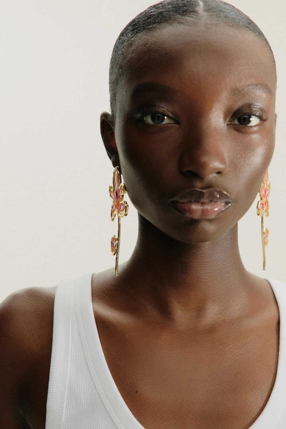 ZARA СЕРЬГИ-ГВОЗДИКИ С ВЫШИВКОЙ В ВИДЕ ЦВЕТОВ, ЗОЛОТИСТЫЙ