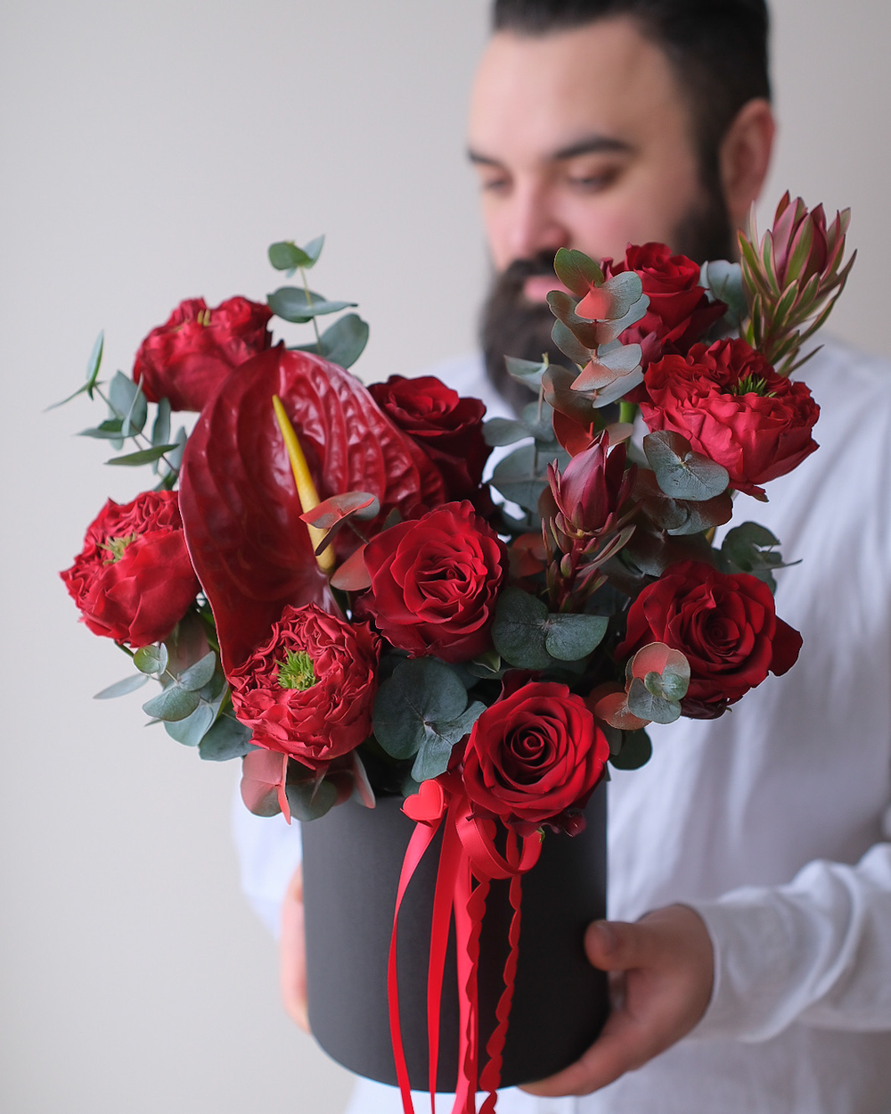 Букет с антуриумом и пионовидными розами Ред Монстр в шляпной коробке