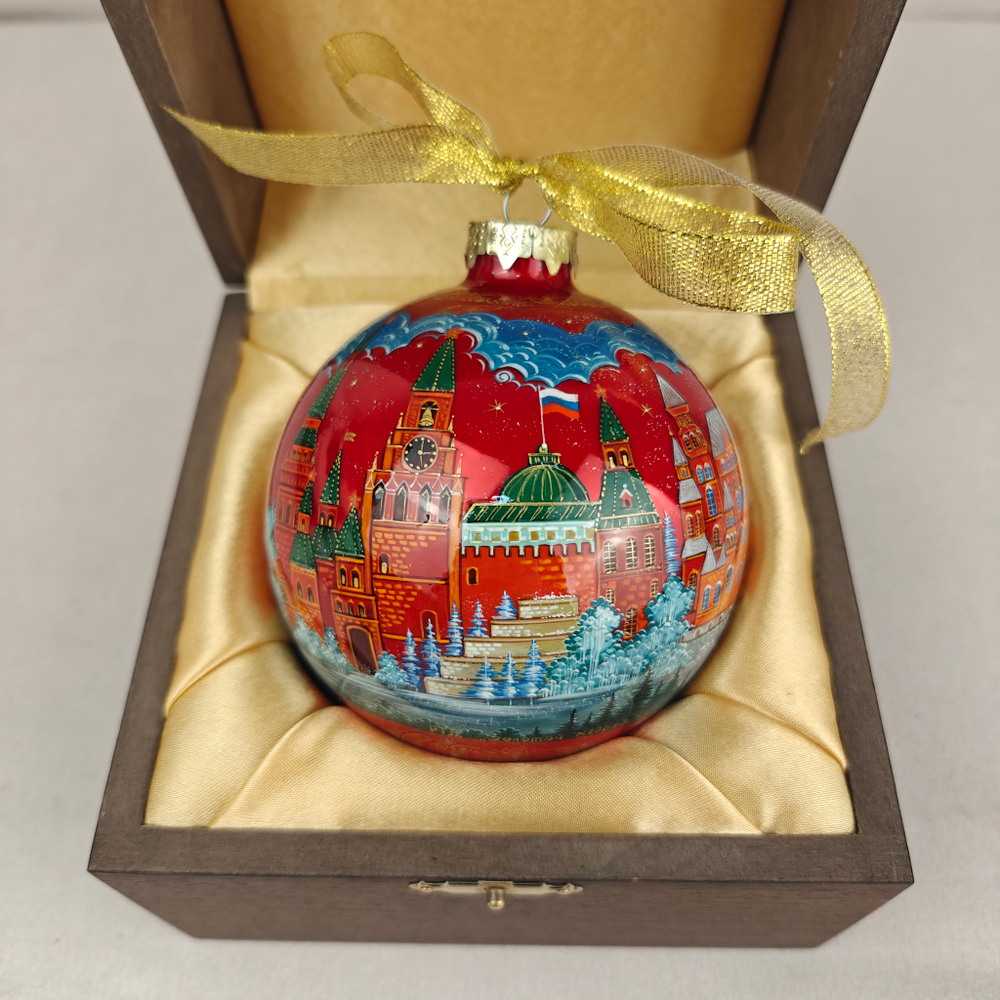 Шар новогодний с круговой росписью Палех "Тройка. Москва" на красном в футляре