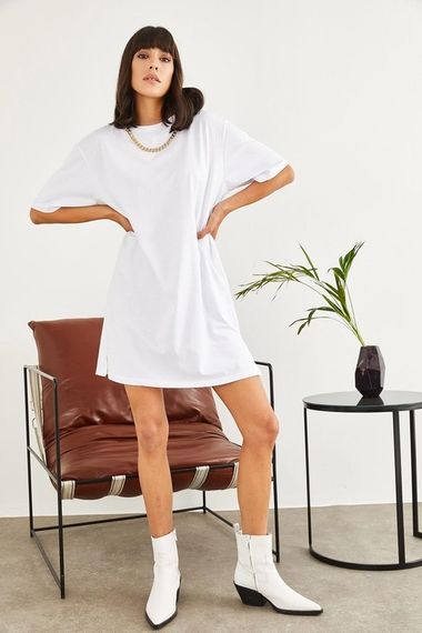 Qadın üçün yaxası zəncirli geniş ölçülü t-shirt ağ 10701015