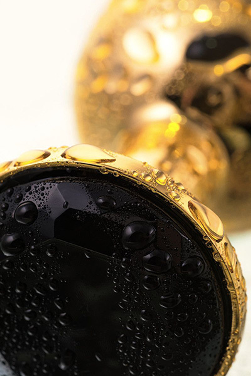 Маленькая золотистая анальная втулка 7,2см с чёрным кристаллом ToyFa Metal 712006