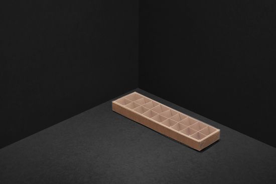 Упаковка с прозрачной крышкой для 18 шоколадных конфет