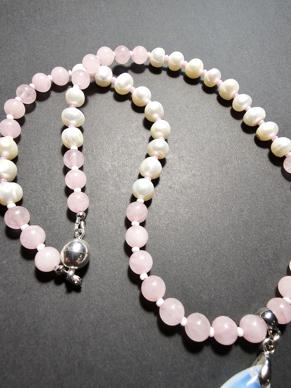 Колье авторское из натуральных камней "Розовая луна" Бижутерия на шею для женщин, девушек. Женское украшение.