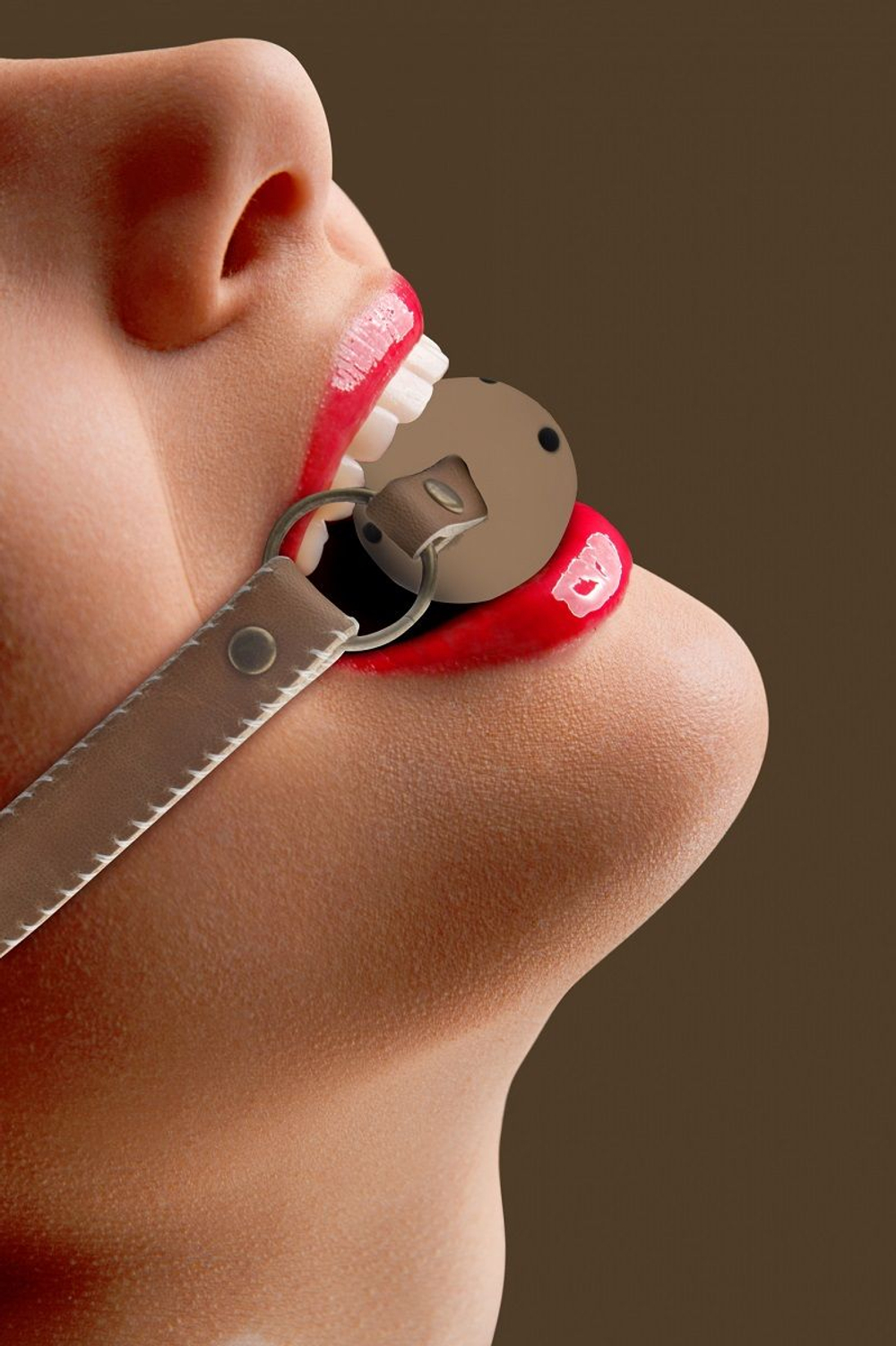 Коричневый пластиковый кляп-шар на кожаных ремешках (Цвет: коричневый)