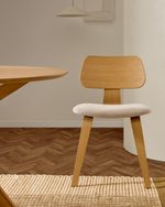 Стул Gena из бежевого шенилла с каркасом из шпона дуба и каучукового дерева