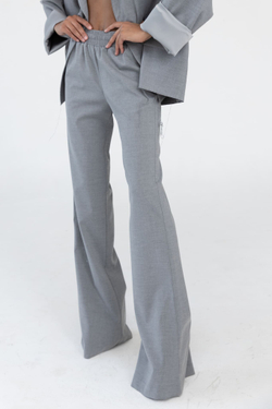 Костюмные брюки клеш из трикотажа с резинкой на талии, серый